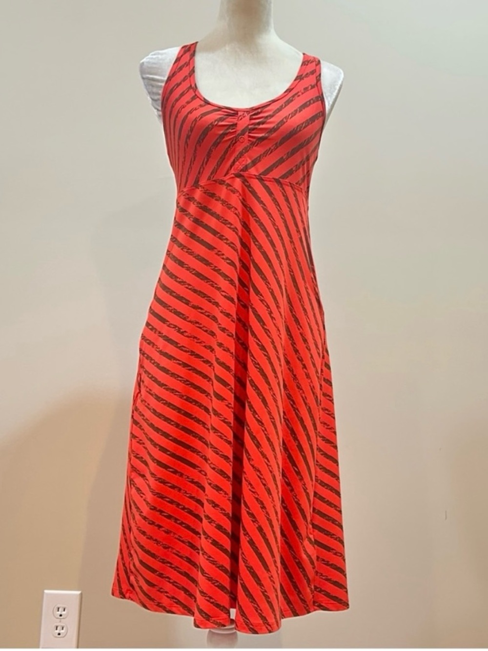 The North Face Abby Athleisure Razorback Dress Red Orange Black Striped, Sz M